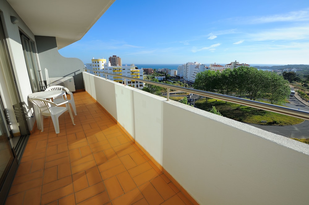 Oceano Atlantico Apartamentos Turisticos — Hotel rooms in Portimão, Faro