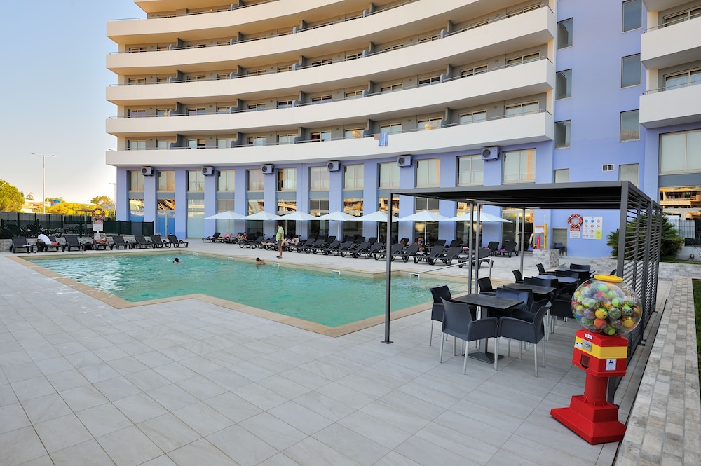 Oceano Atlantico Apartamentos Turisticos — Swimming pool in Portimão, Faro