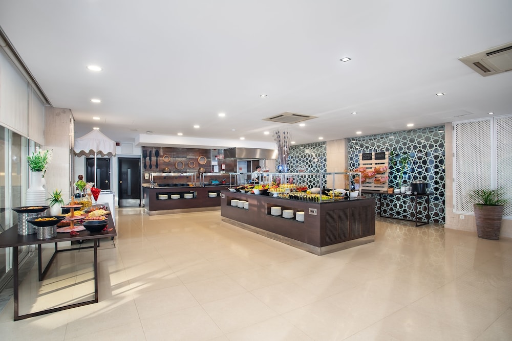 AP Oriental Beach - Adults Friendly — Restaurant & bars in Portimão, Faro