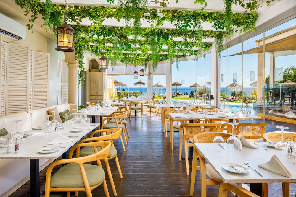 AP Oriental Beach - Adults Friendly — Restaurant & bars in Portimão, Faro