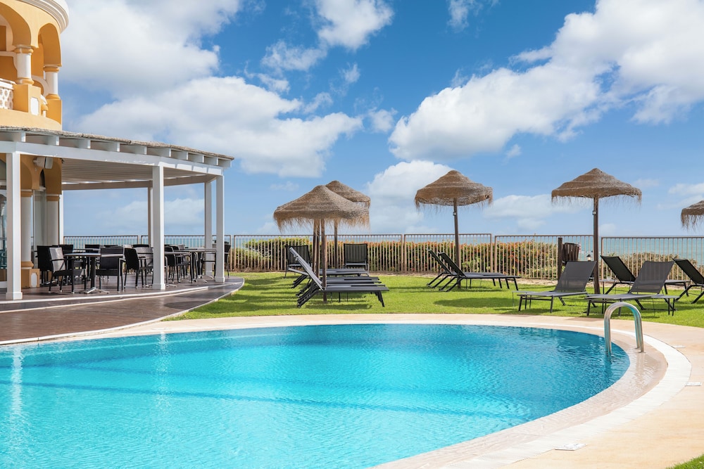AP Oriental Beach - Adults Friendly — Swimming pool in Portimão, Faro