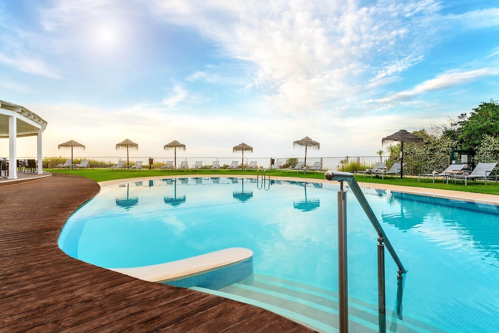 AP Oriental Beach - Adults Friendly — Swimming pool in Portimão, Faro