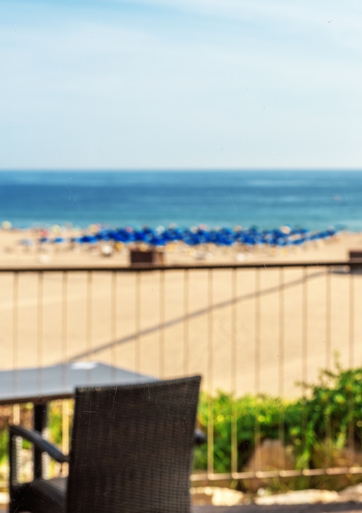 AP Oriental Beach - Adults Friendly — Beach in Portimão, Faro