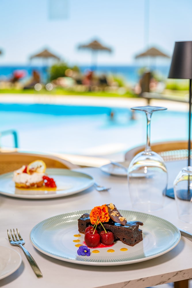 AP Oriental Beach - Adults Friendly — Restaurant & bars in Portimão, Faro