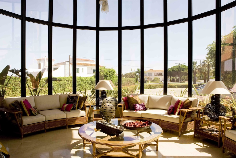 Parque Das Laranjeiras — Hotel building in Vilamoura, Faro