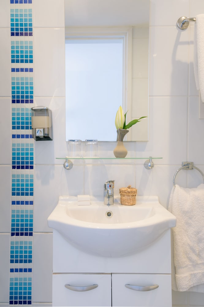 Mikes Kanarium Hotel — Hotel rooms in Larnaca, Larnaca Region
