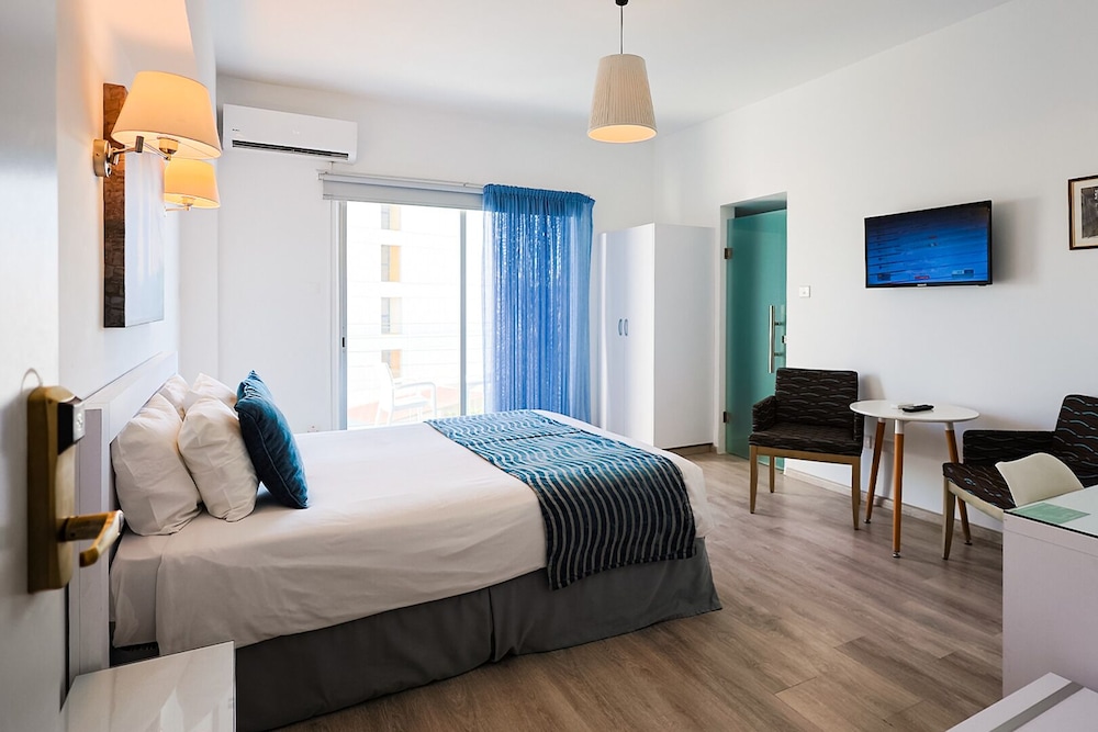 Mikes Kanarium Hotel — Hotel rooms in Larnaca, Larnaca Region