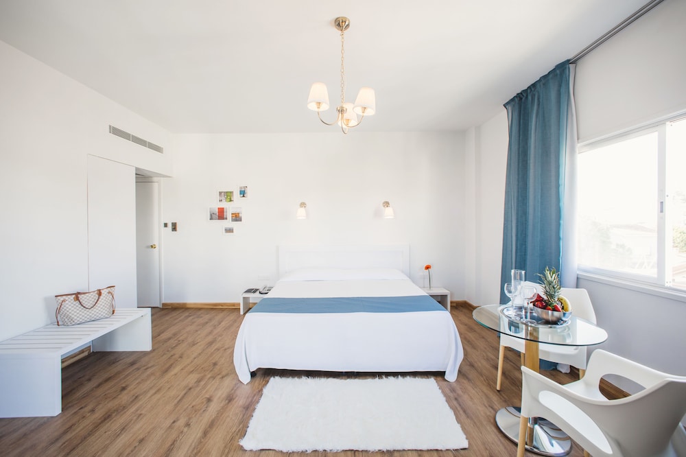 Mikes Kanarium Hotel — Hotel rooms in Larnaca, Larnaca Region
