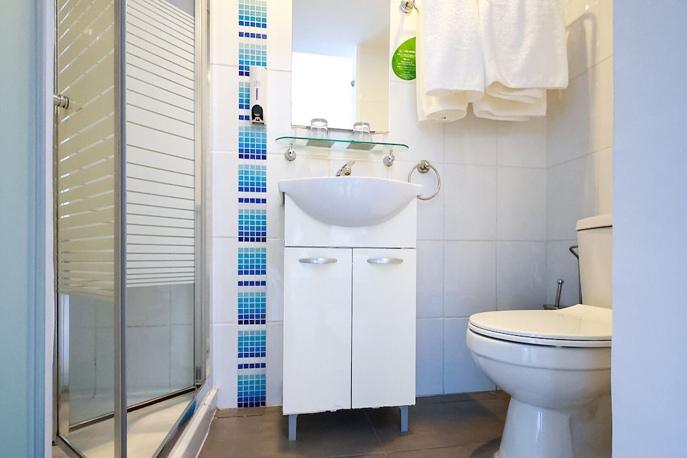 Mikes Kanarium Hotel — Hotel rooms in Larnaca, Larnaca Region