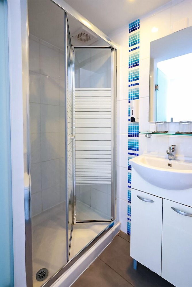 Mikes Kanarium Hotel — Hotel rooms in Larnaca, Larnaca Region
