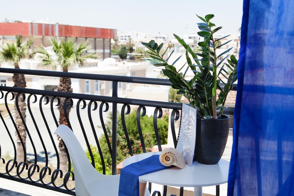 Mikes Kanarium Hotel — Hotel rooms in Larnaca, Larnaca Region