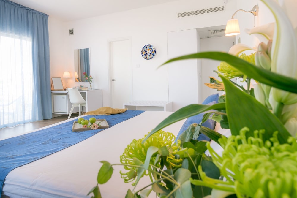 Mikes Kanarium Hotel — Hotel rooms in Larnaca, Larnaca Region
