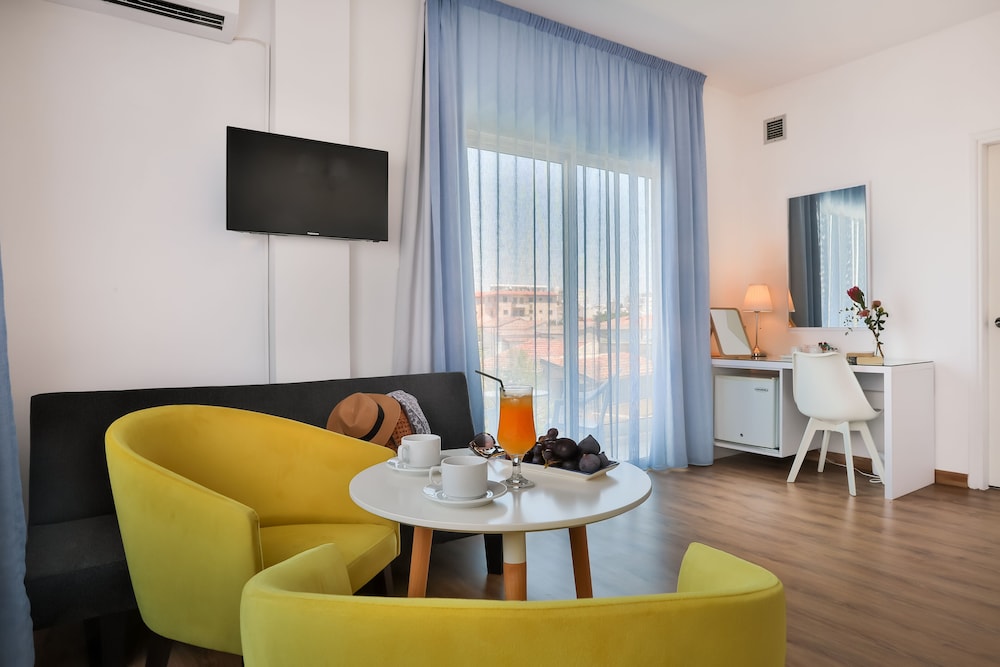 Mikes Kanarium Hotel — Hotel rooms in Larnaca, Larnaca Region