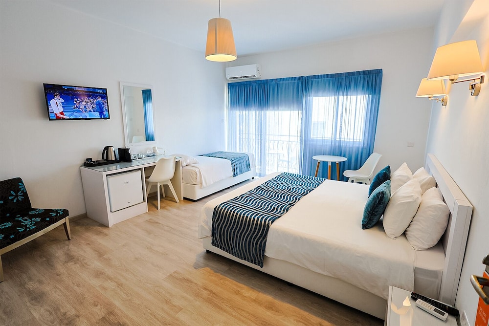 Mikes Kanarium Hotel — Hotel rooms in Larnaca, Larnaca Region