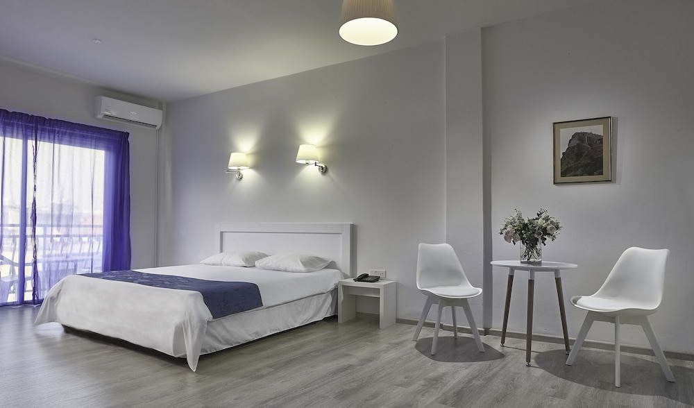 Mikes Kanarium Hotel — Hotel rooms in Larnaca, Larnaca Region