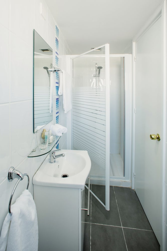 Mikes Kanarium Hotel — Hotel rooms in Larnaca, Larnaca Region