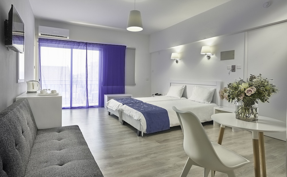 Mikes Kanarium Hotel — Hotel rooms in Larnaca, Larnaca Region