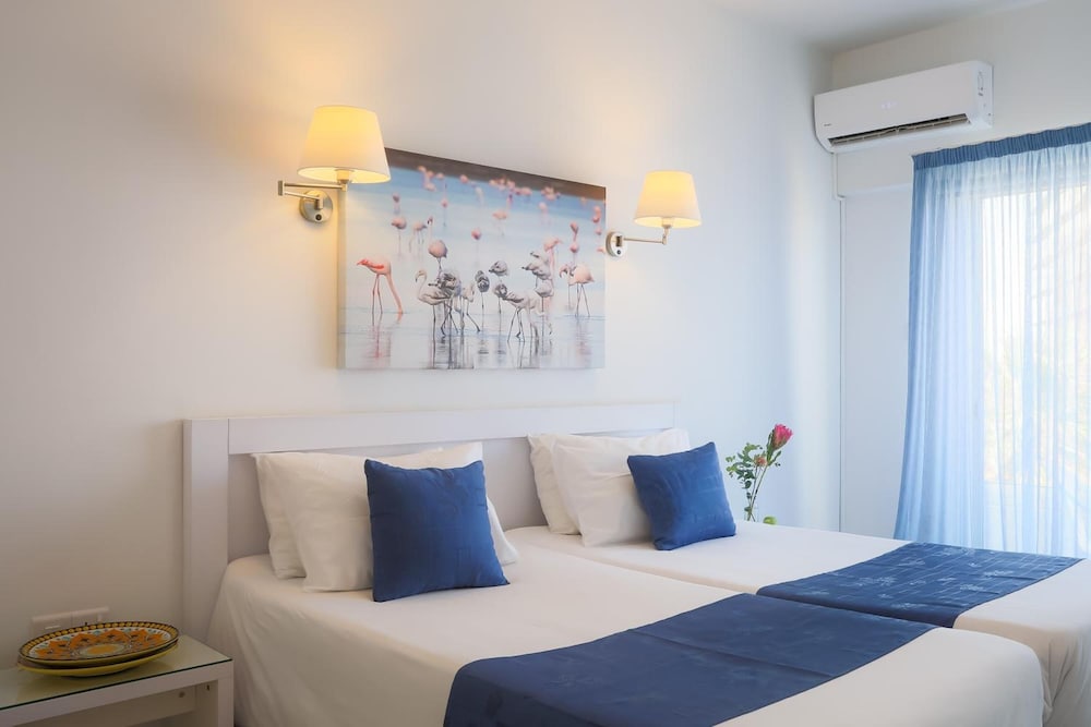 Mikes Kanarium Hotel — Hotel rooms in Larnaca, Larnaca Region