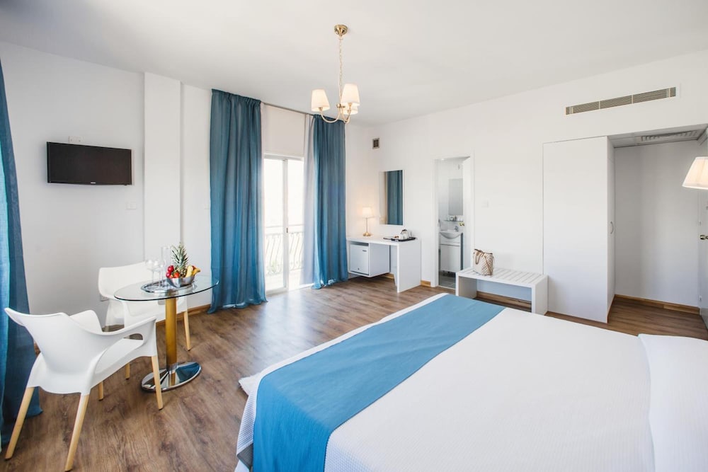 Mikes Kanarium Hotel — Hotel rooms in Larnaca, Larnaca Region