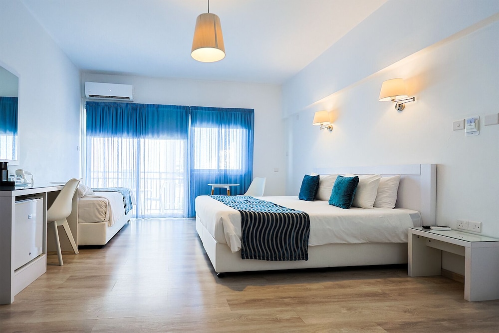 Mikes Kanarium Hotel — Hotel rooms in Larnaca, Larnaca Region
