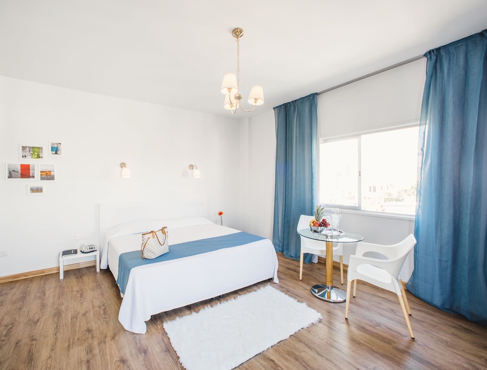 Mikes Kanarium Hotel — Hotel rooms in Larnaca, Larnaca Region