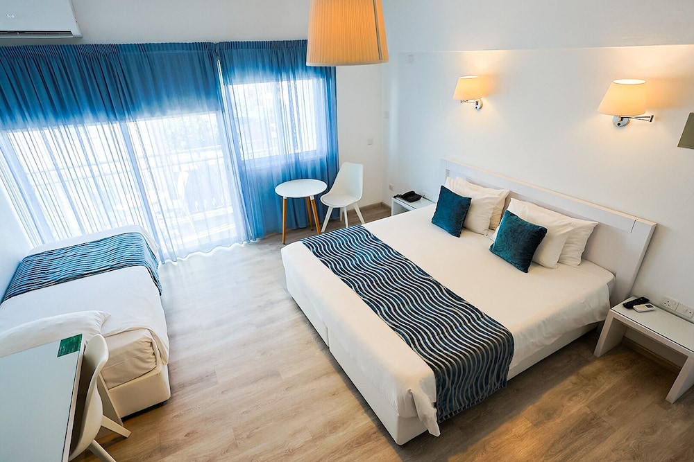 Mikes Kanarium Hotel — Hotel rooms in Larnaca, Larnaca Region