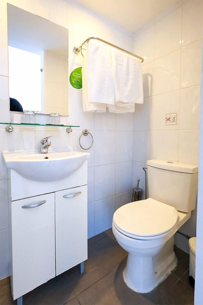 Mikes Kanarium Hotel — Hotel rooms in Larnaca, Larnaca Region