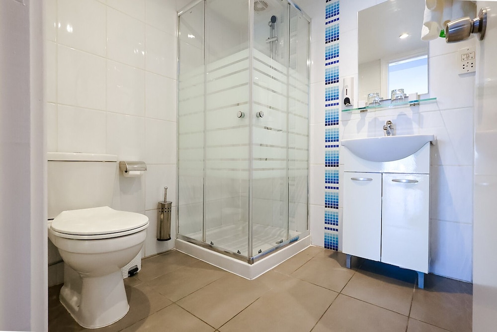 Mikes Kanarium Hotel — Hotel rooms in Larnaca, Larnaca Region