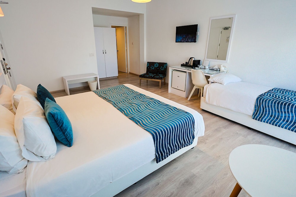 Mikes Kanarium Hotel — Hotel rooms in Larnaca, Larnaca Region