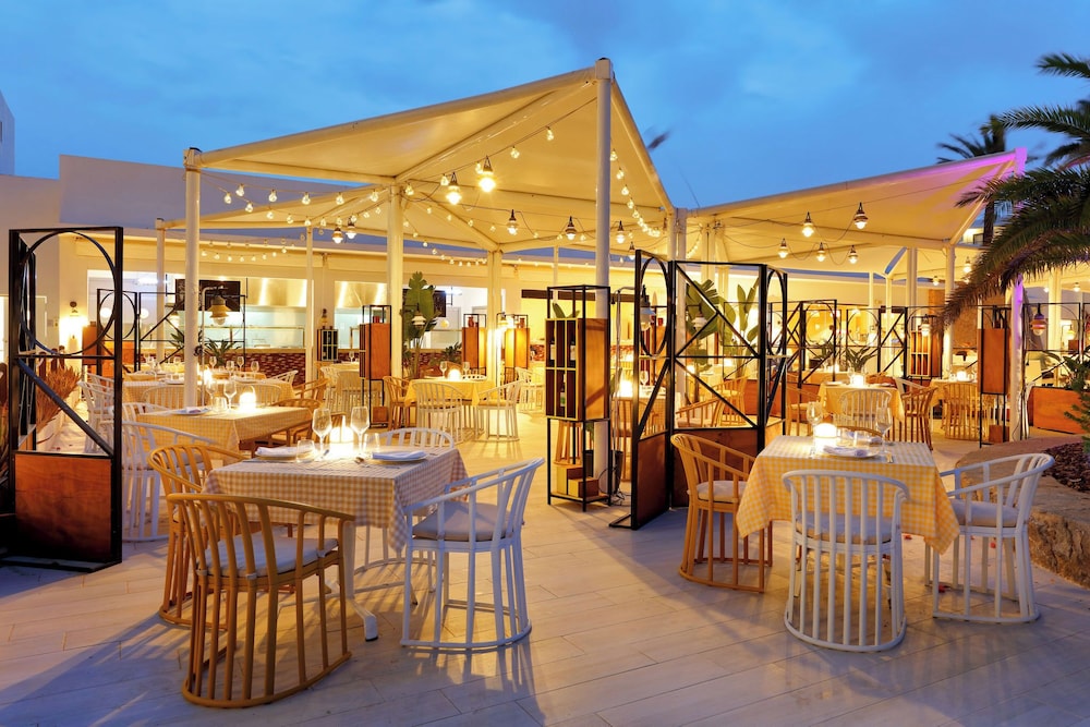 Grand Palladium White Island Resort & Spa - All Inclusive — Restaurant & bars in Playa d'en Bossa, Balearic Islands