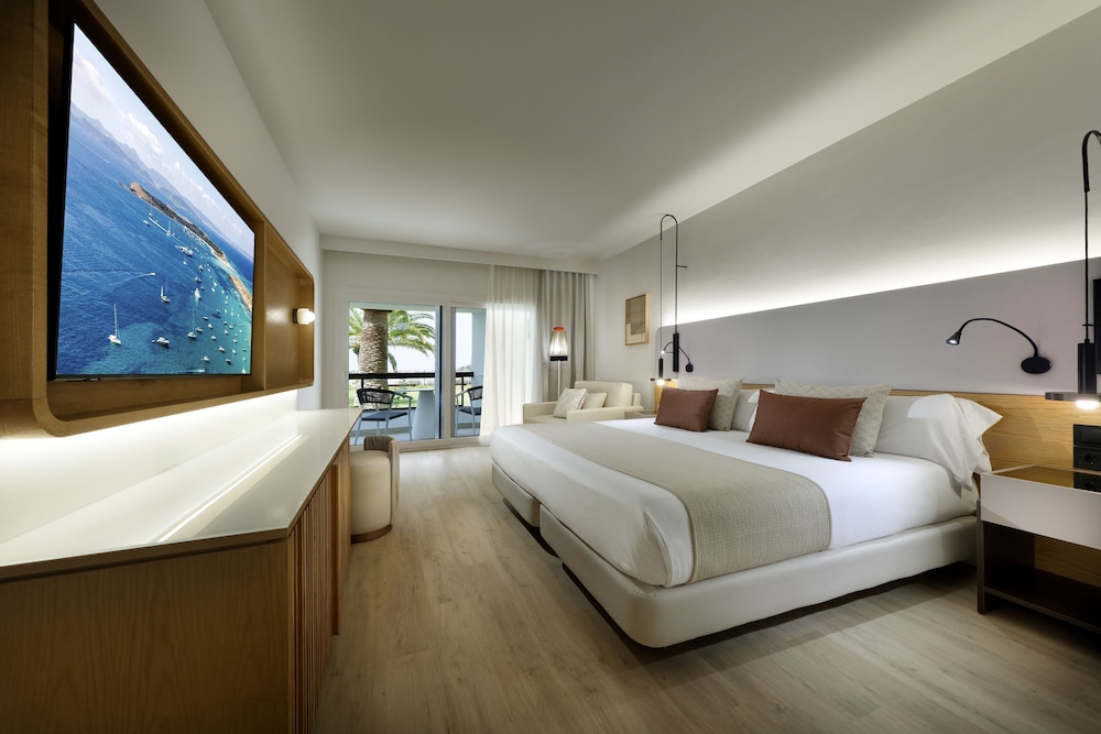 Grand Palladium White Island Resort & Spa - All Inclusive — Hotel rooms in Playa d'en Bossa, Balearic Islands
