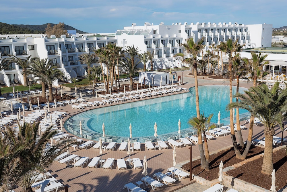 Grand Palladium White Island Resort & Spa - All Inclusive — Swimming pool in Playa d'en Bossa, Balearic Islands