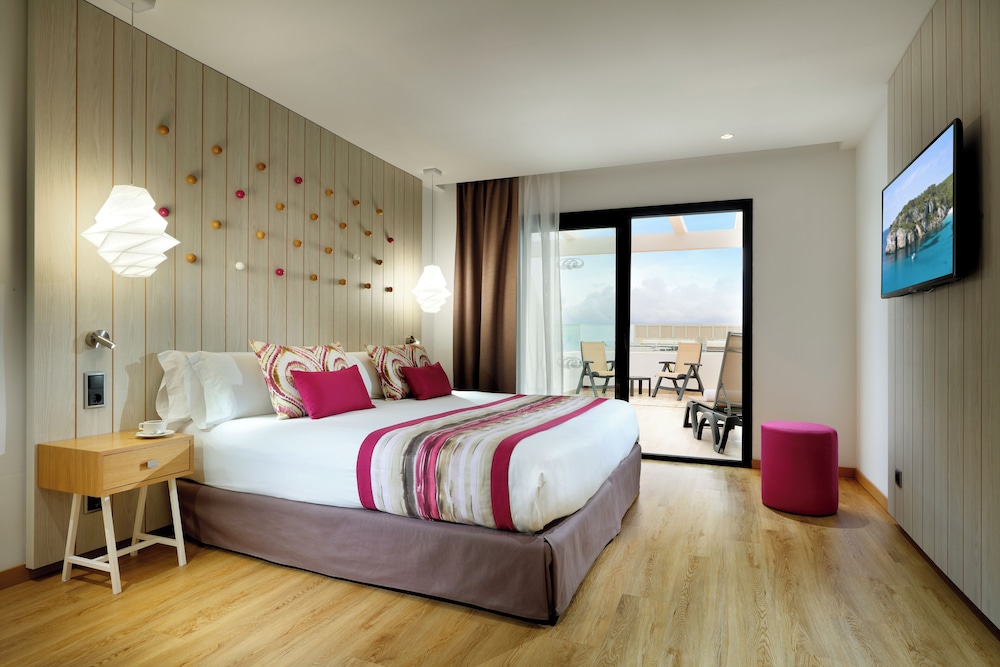 Grand Palladium White Island Resort & Spa - All Inclusive — Hotel rooms in Playa d'en Bossa, Balearic Islands