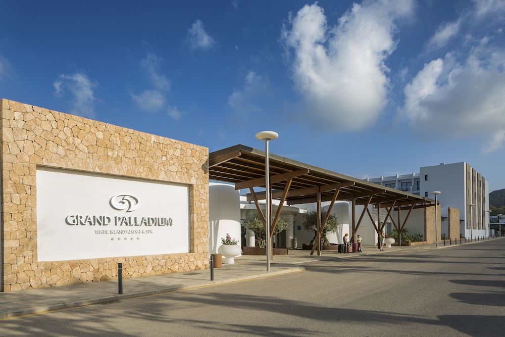 Grand Palladium White Island Resort & Spa - All Inclusive — Hotel building in Playa d'en Bossa, Balearic Islands
