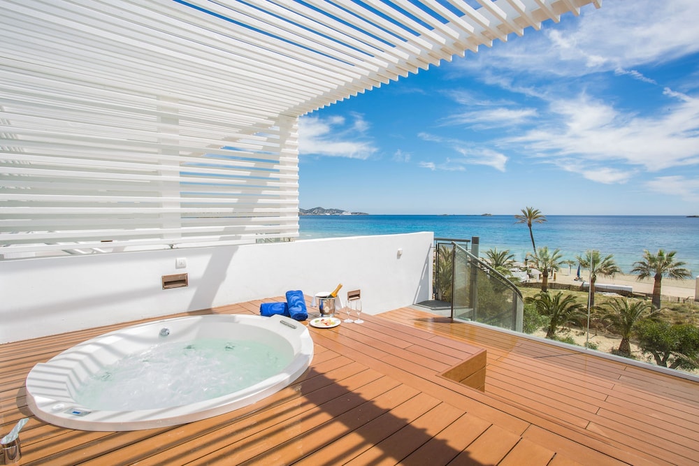 Grand Palladium White Island Resort & Spa - All Inclusive — Hotel rooms in Playa d'en Bossa, Balearic Islands