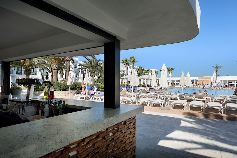 Grand Palladium White Island Resort & Spa - All Inclusive — Restaurant & bars in Playa d'en Bossa, Balearic Islands