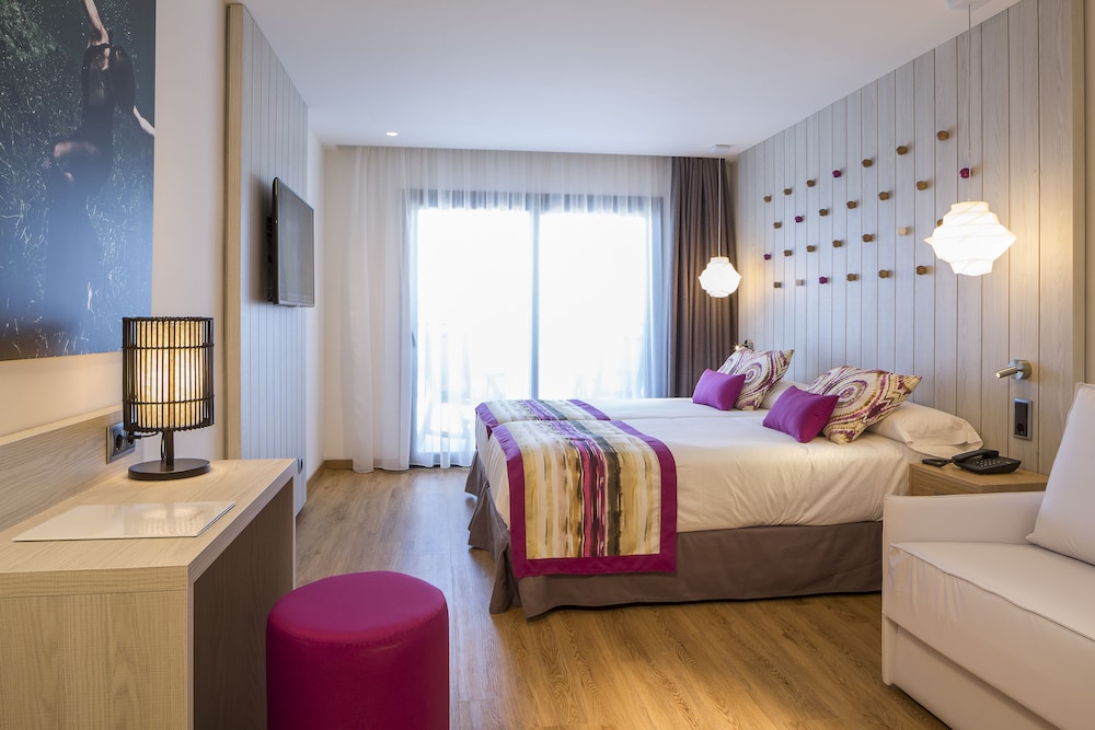 Grand Palladium White Island Resort & Spa - All Inclusive — Hotel rooms in Playa d'en Bossa, Balearic Islands