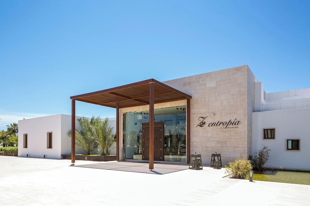 Grand Palladium White Island Resort & Spa - All Inclusive — Hotel building in Playa d'en Bossa, Balearic Islands