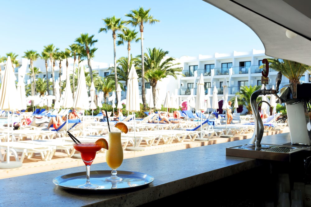 Grand Palladium White Island Resort & Spa - All Inclusive — Restaurant & bars in Playa d'en Bossa, Balearic Islands