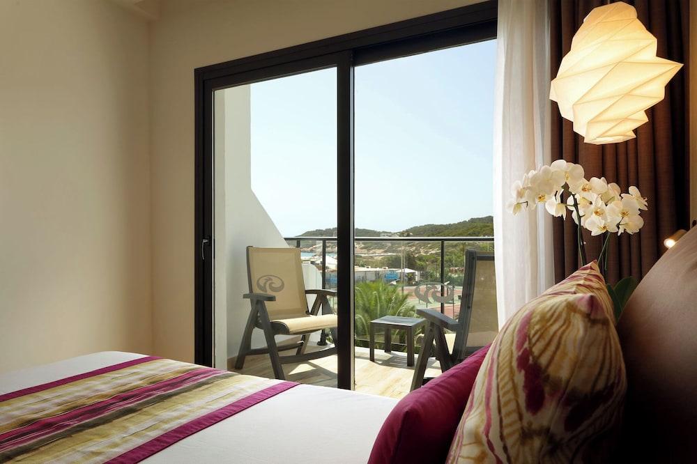 Grand Palladium White Island Resort & Spa - All Inclusive — Hotel rooms in Playa d'en Bossa, Balearic Islands