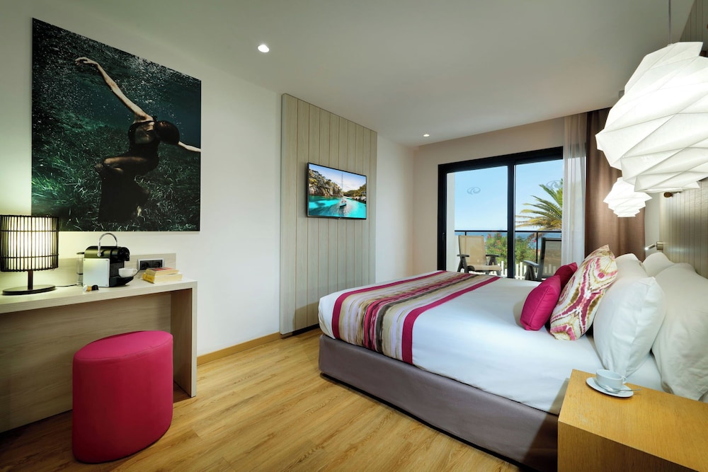 Grand Palladium White Island Resort & Spa - All Inclusive — Hotel rooms in Playa d'en Bossa, Balearic Islands
