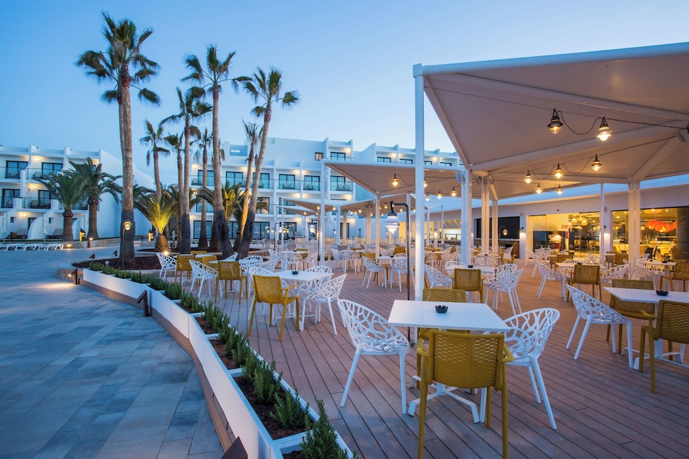 Grand Palladium White Island Resort & Spa - All Inclusive — Restaurant & bars in Playa d'en Bossa, Balearic Islands