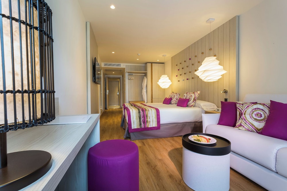 Grand Palladium White Island Resort & Spa - All Inclusive — Hotel rooms in Playa d'en Bossa, Balearic Islands