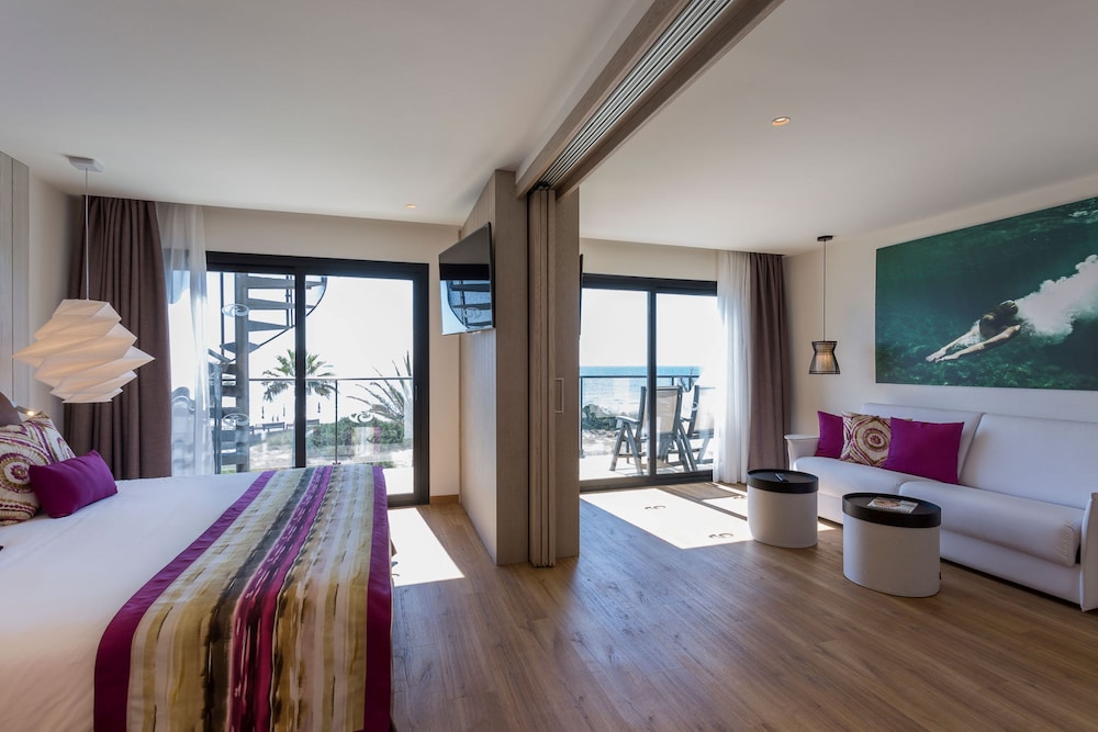 Grand Palladium White Island Resort & Spa - All Inclusive — Hotel rooms in Playa d'en Bossa, Balearic Islands