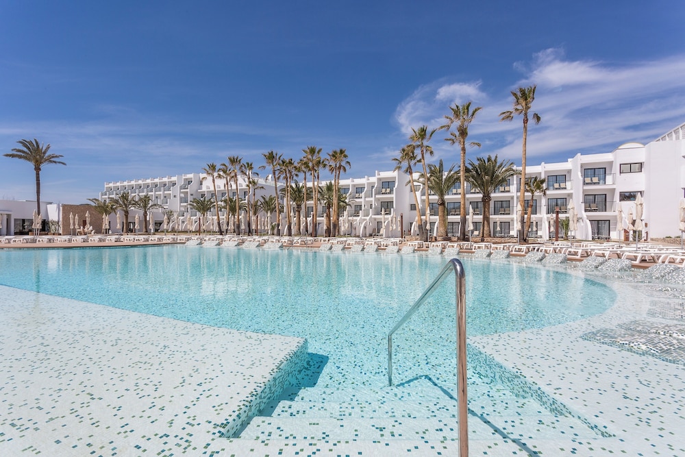 Grand Palladium White Island Resort & Spa - All Inclusive — Swimming pool in Playa d'en Bossa, Balearic Islands