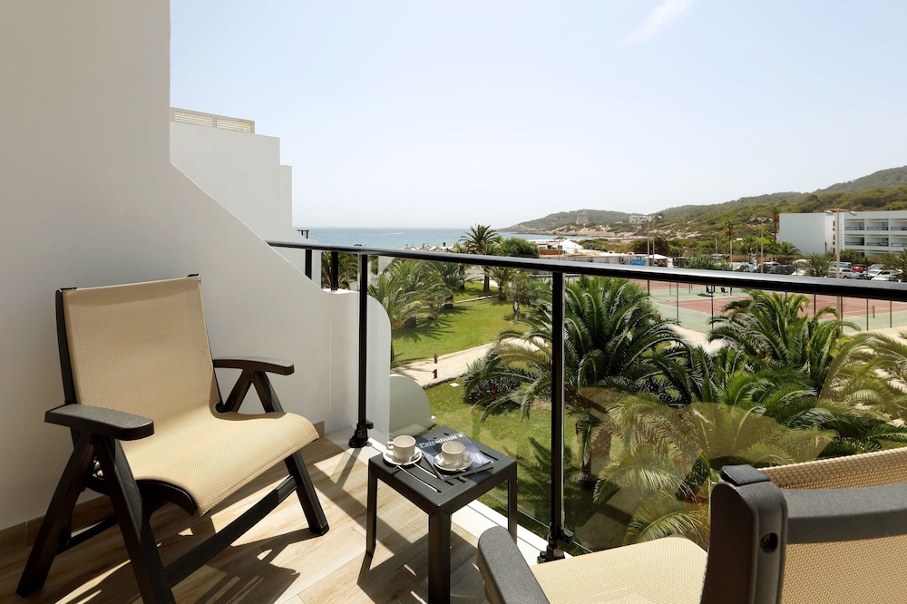 Grand Palladium White Island Resort & Spa - All Inclusive — Hotel rooms in Playa d'en Bossa, Balearic Islands