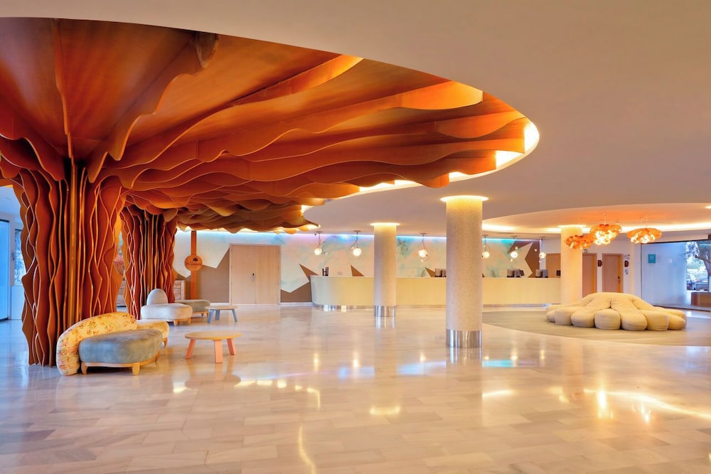 Grand Palladium White Island Resort & Spa - All Inclusive — Hotel building in Playa d'en Bossa, Balearic Islands