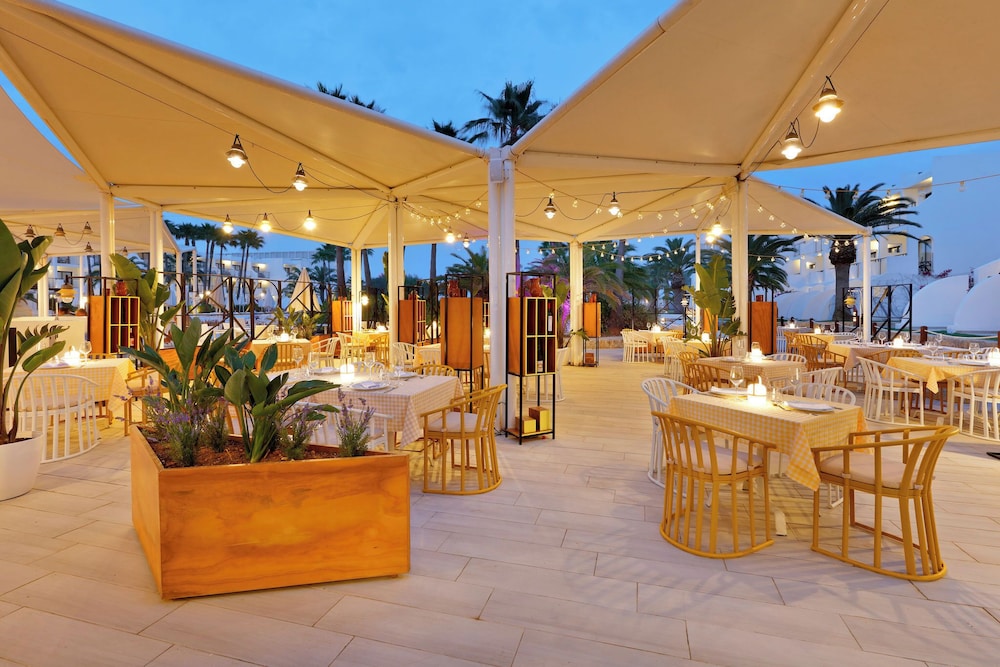Grand Palladium White Island Resort & Spa - All Inclusive — Restaurant & bars in Playa d'en Bossa, Balearic Islands