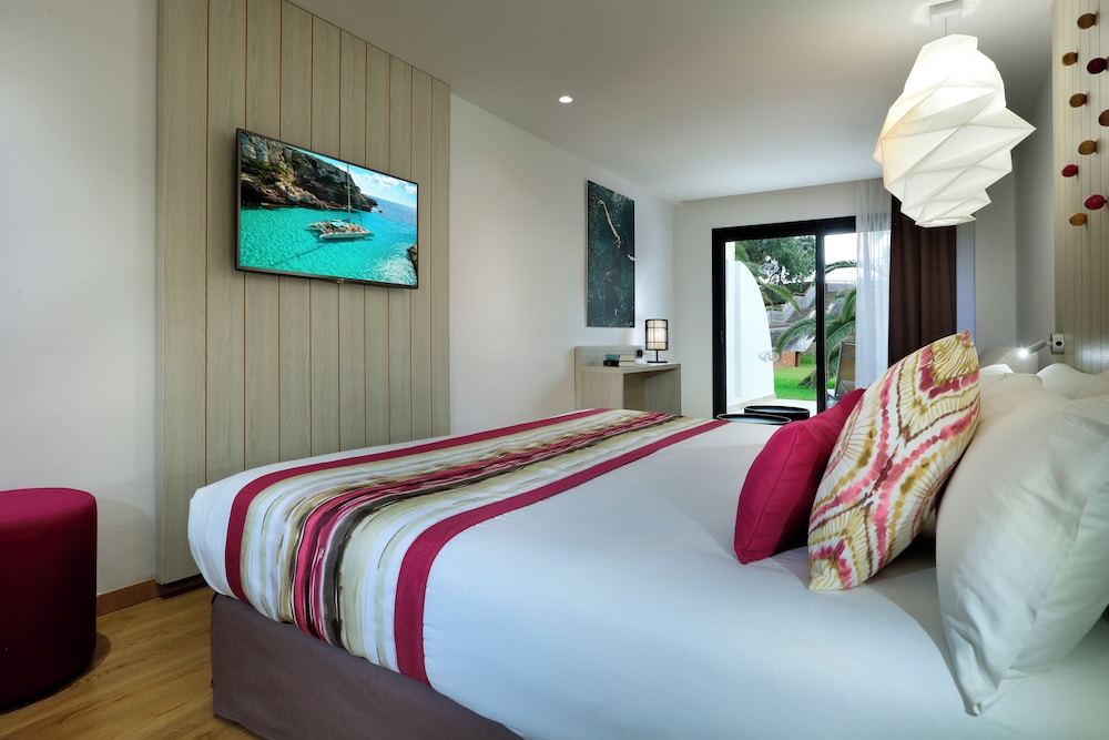 Grand Palladium White Island Resort & Spa - All Inclusive — Hotel rooms in Playa d'en Bossa, Balearic Islands