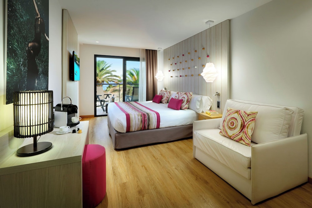 Grand Palladium White Island Resort & Spa - All Inclusive — Hotel rooms in Playa d'en Bossa, Balearic Islands